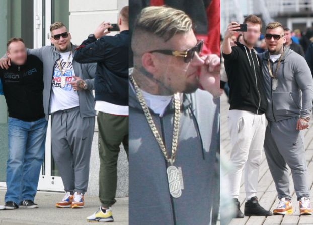Raper Popek fotografuje się z fanami w Sopocie (ZDJĘCIA)