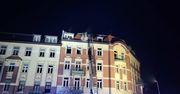 Jelenia Góra: Trwa dogaszanie pożaru, który wybuchł dzisiaj po południu na ostatnim piętrze kamienicy przy ul. Złotniczej. Trzy osoby są poszkodowane