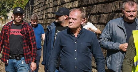 Odsunięci od zarządzania kryzysowego. Tusk potwierdza