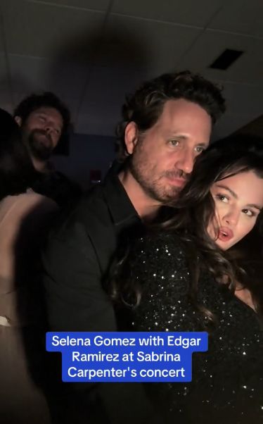Selena Gomez podczas tańca z kolegą z planu.
