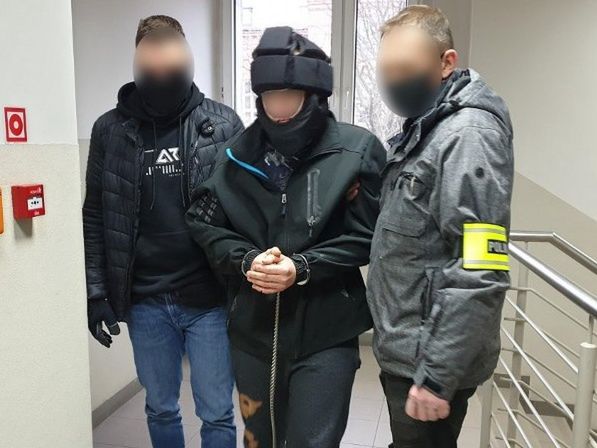 Policjanci z aresztowanym w sprawie zabójstwa 49-letniej nauczycielki w Rudzie Śląskiej (Fot. Śląska Policja)