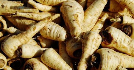 Pietruszka znów bije rekordy. Niektórzy ją fałszują, wciskając tańszą podróbkę
