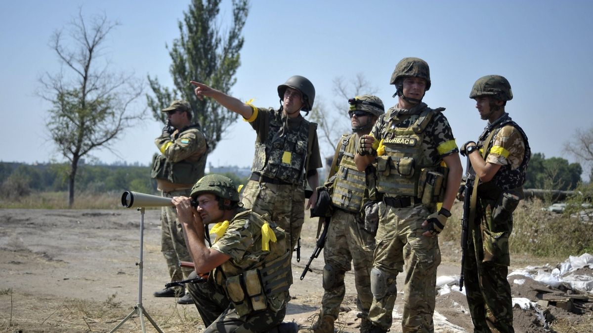 Ukraińscy żołnierze obserwują granicę z Rosją