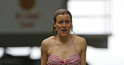 "Orange is the New Black": Taylor Schilling w bikini podczas ulewy