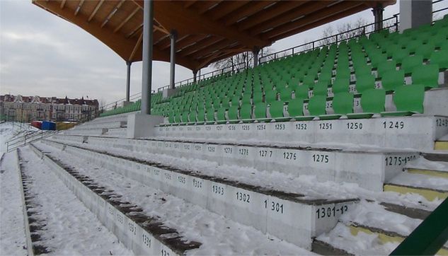 Wymiana krzesełek na trybunie głównej stadionu Olimpii (foto gksolimpia.com)