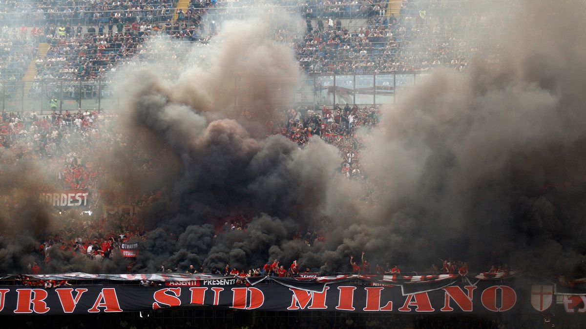 Zdjęcie okładkowe artykułu: Reuters / Alessandro Garofalo / Na zdjęciu: oprawa kibiców Milanu