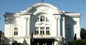 Co robić w sylwestra? Iść do teatru!