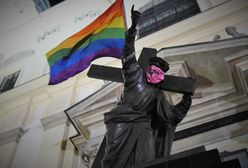 Warszawa. Umorzono postępowanie ws. tęczowych flag na pomnikach