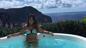 Relaks na basenie z ukochaną. Piłkarz Man Utd to prawdziwy szczęściarz