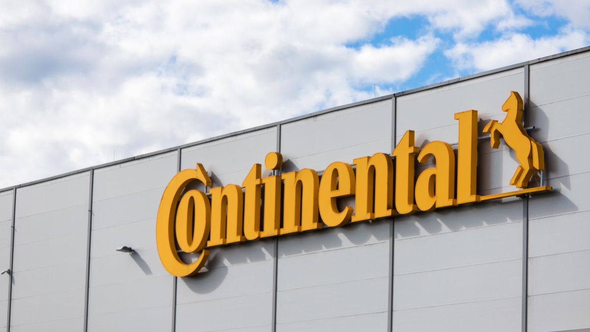 Na zdjęciu budynek z logo Continental 