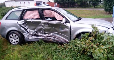 Zderzenie dwóch osobówek na drodze powiatowej