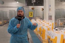 Krzysztof Stanowski w zakładzie Kuchni Vikinga