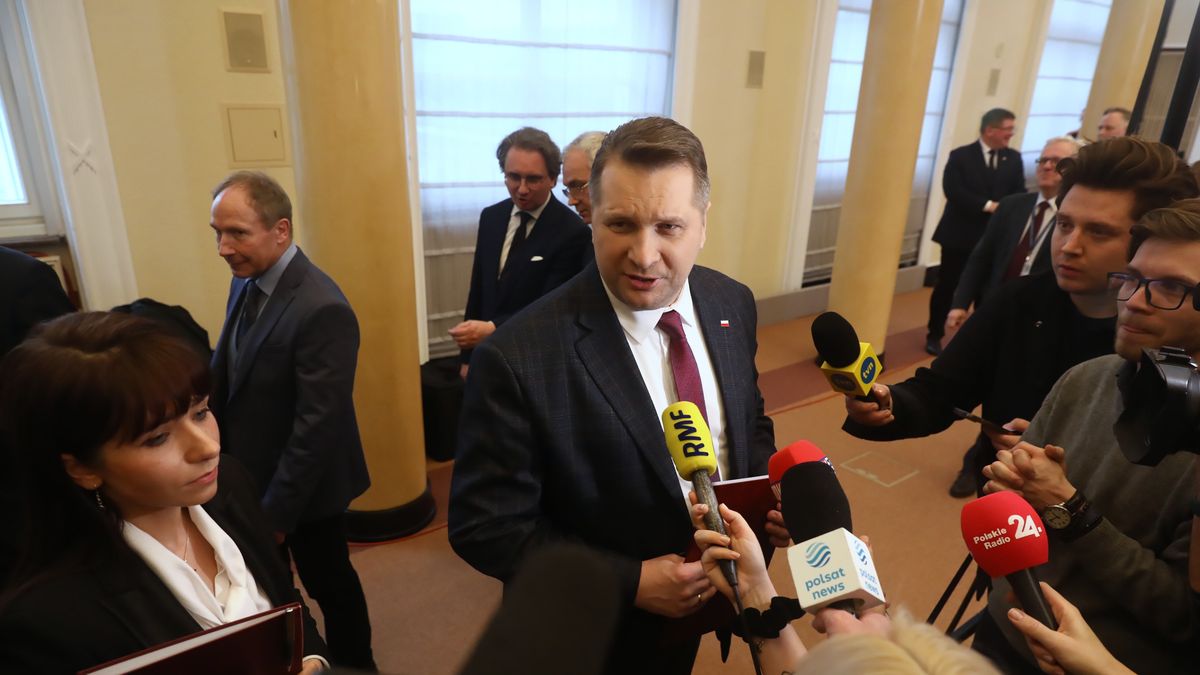 Na zdjęciu Przemysław Czarnek odpowiadający na pytania dziennikarzy