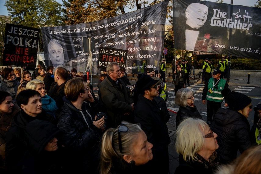 Czarny Protest na warszawskiej "patelni". "Nie schodzimy do podziemi"