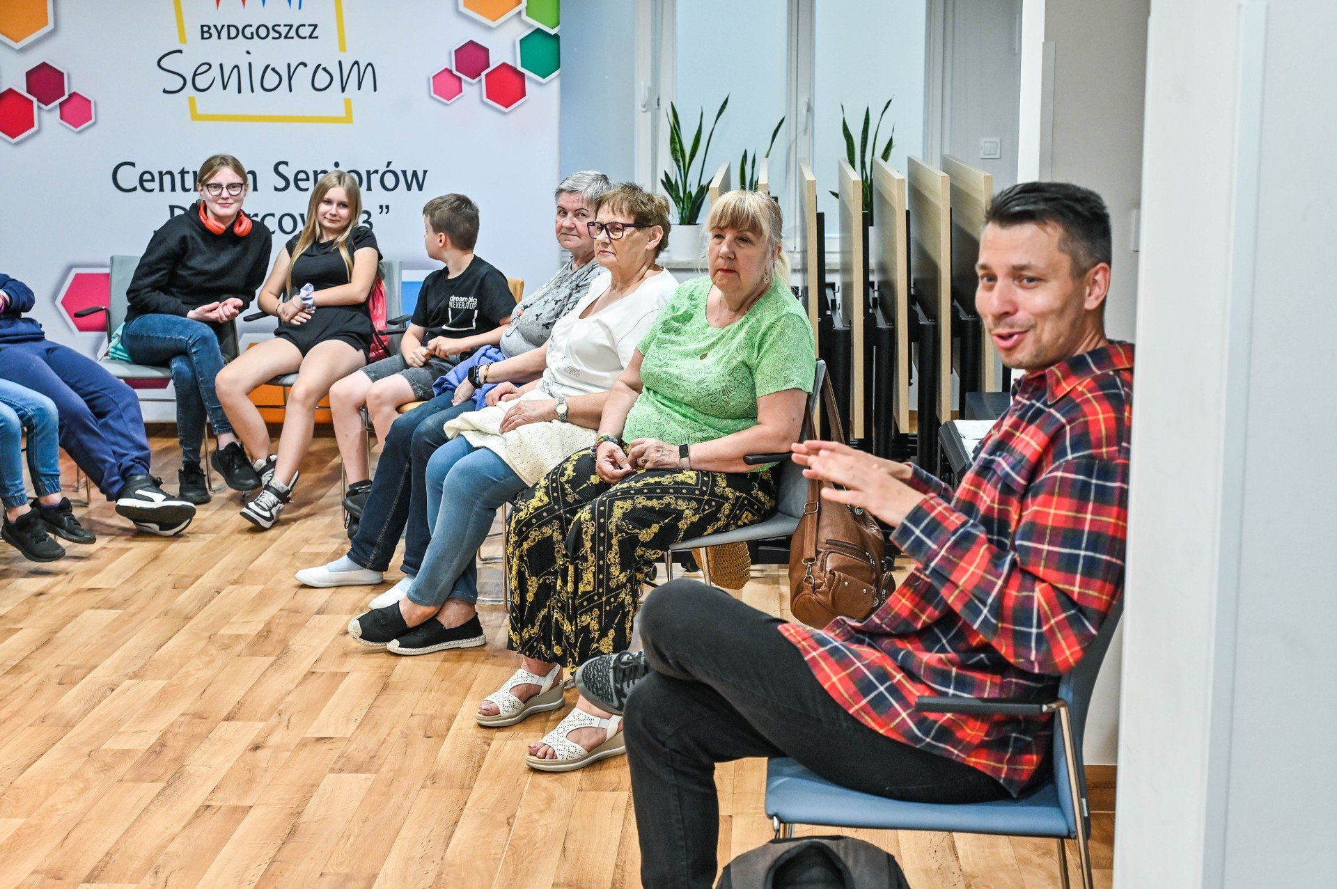 Bisz spotkał się młodzieżą i seniorami. Pytania na różne tematy padały z obu stron.