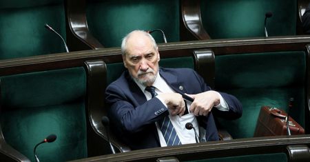 Straci immunitet? Czarne chmury nad Macierewiczem
