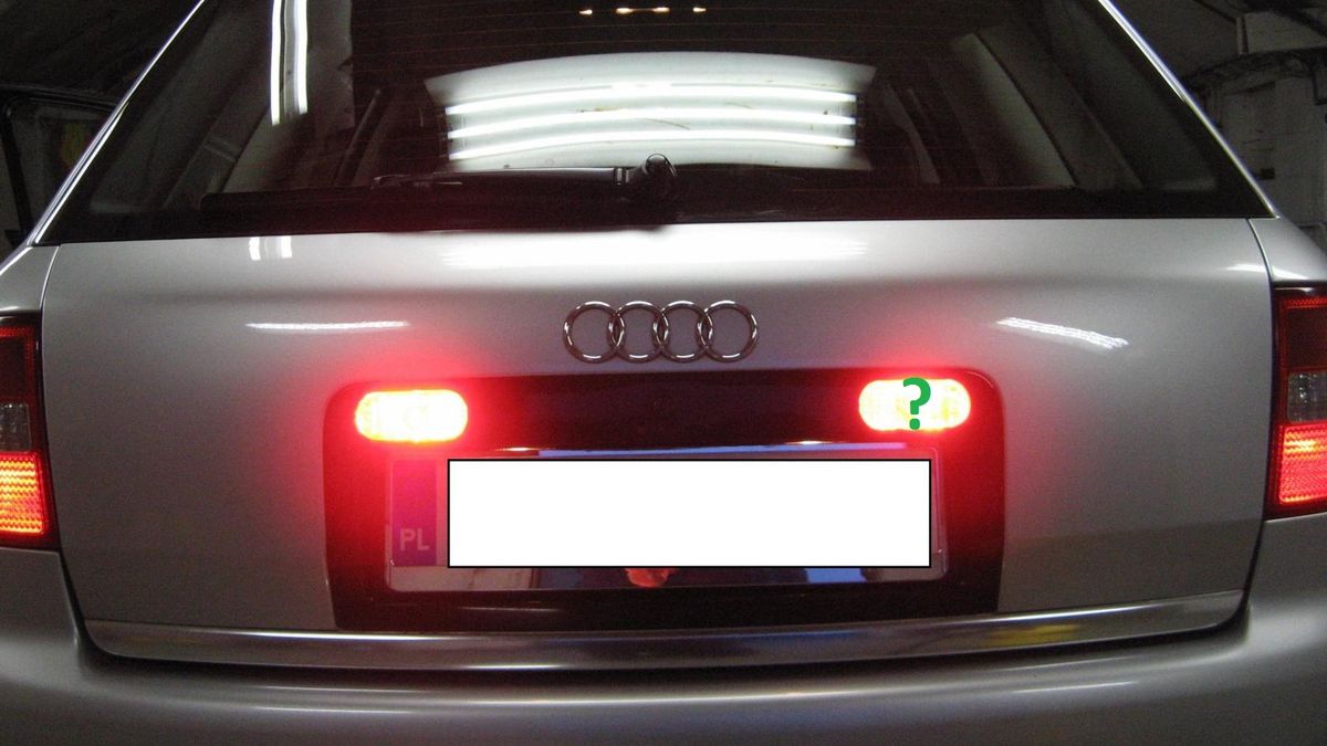 Przykład przeróbki oświetlenia przeciwmgłowego w samochodzie Audi A6 C5. W wersji fabrycznej aktywna jest tylko lampa po lewej stronie (dla Wysp Brytyjskich - po prawej). Dzięki modyfikacji świecą obydwa klosze i jest to zgodne z prawem (zaślepiony klosz posiada homologację "F", a przepisy dopuszczają dwa światła przeciwmgielne, jeśli rozmieszczone są symetrycznie). Nielegalna byłaby natomiast konwersja tych lamp na dodatkowe światła hamowania.