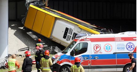 Autobus spadł z mostu w Warszawie. Pasażerka: nagle kierowca jakby na chwilę stracił przytomność