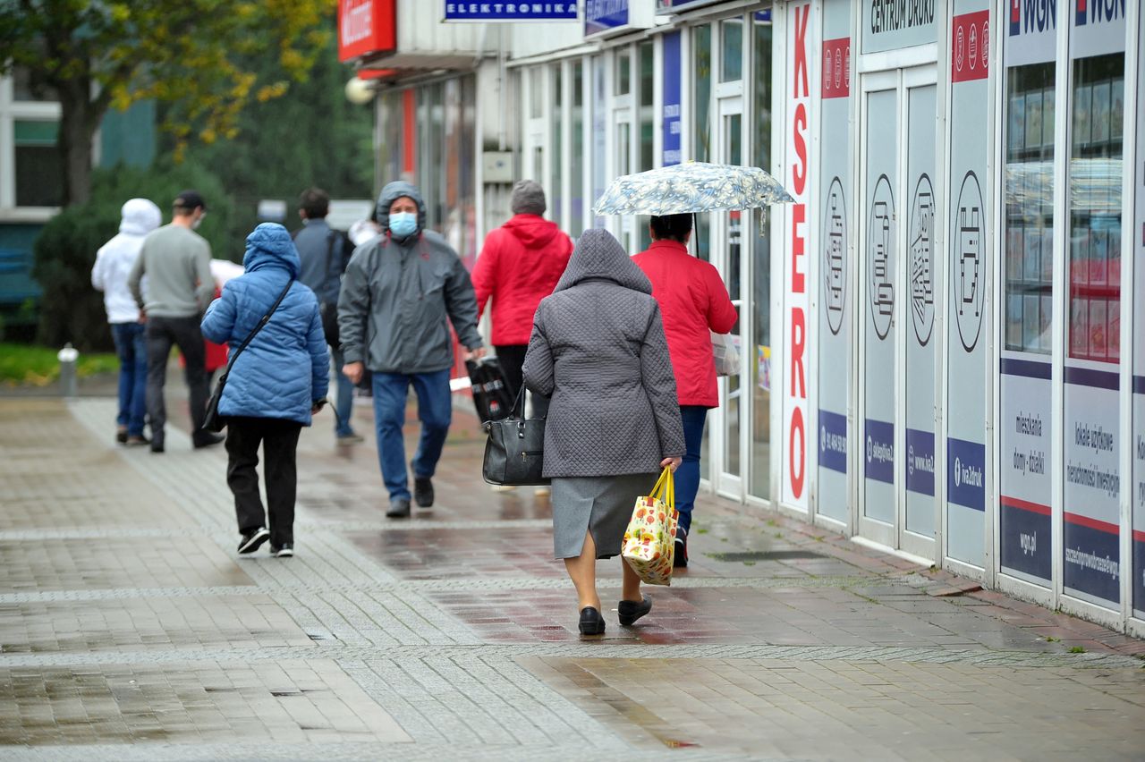 Szczecin, 15.10.2020. Koronawirus w Polsce. Starsi mieszkańcy Szczecina korzystajš z godzin dla seniorów, 15 bm. W ubiegłym tygodniu na konferencji prasowej premier Mateusz Morawiecki poinformował, że zapadła decyzja o wprowadzeniu od czwartku 15 października br. godzin dla seniorów w aptekach, sklepach i drogeriach. Czas dla seniorów będzie obowišzywać w godzinach od 10 do 12. (sko) PAP/Marcin Bielecki