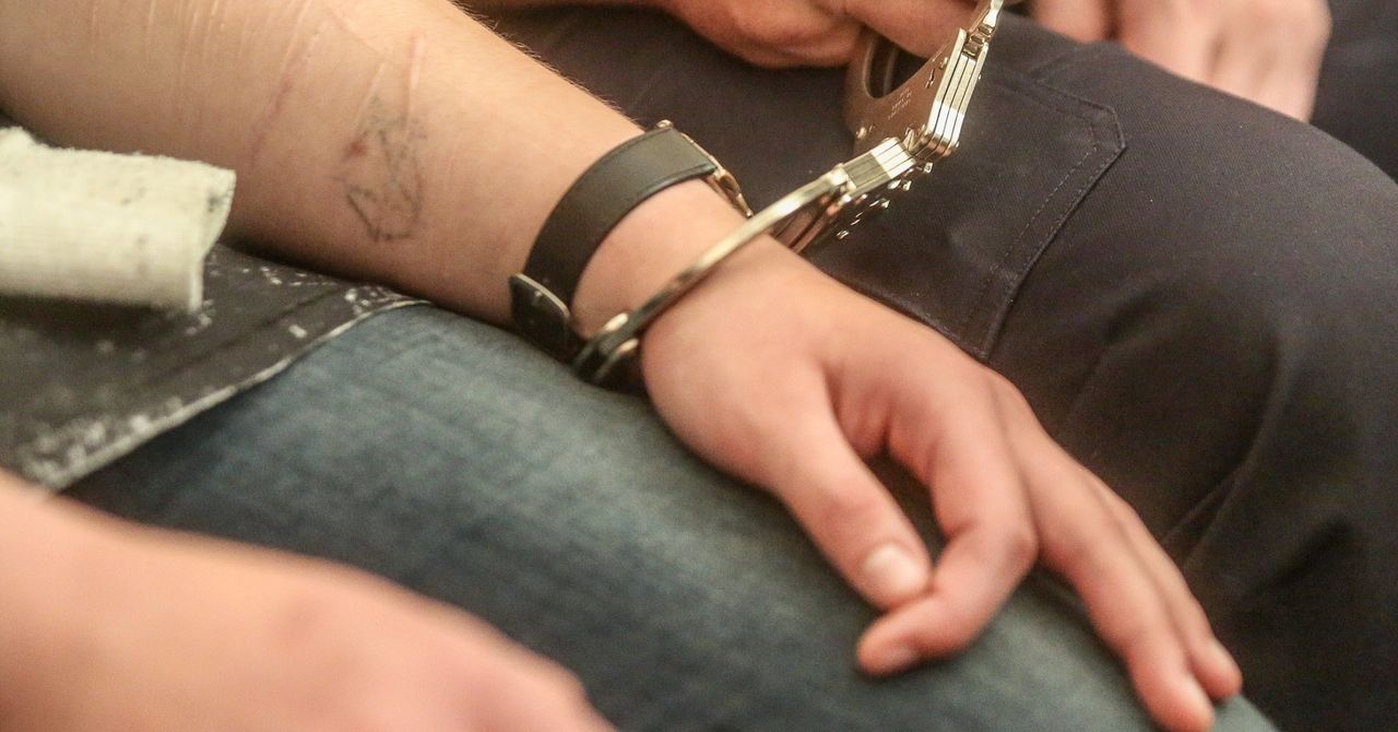 Uszkodził radiowóz i pluł na policyjne mundury. Agresor z Częstochowy wydalony z Polski