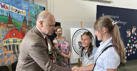Rozpoczęcie roku szkolnego w SP 26 w Wałbrzychu z udziałem nowego dyrektora Jacka Heilera