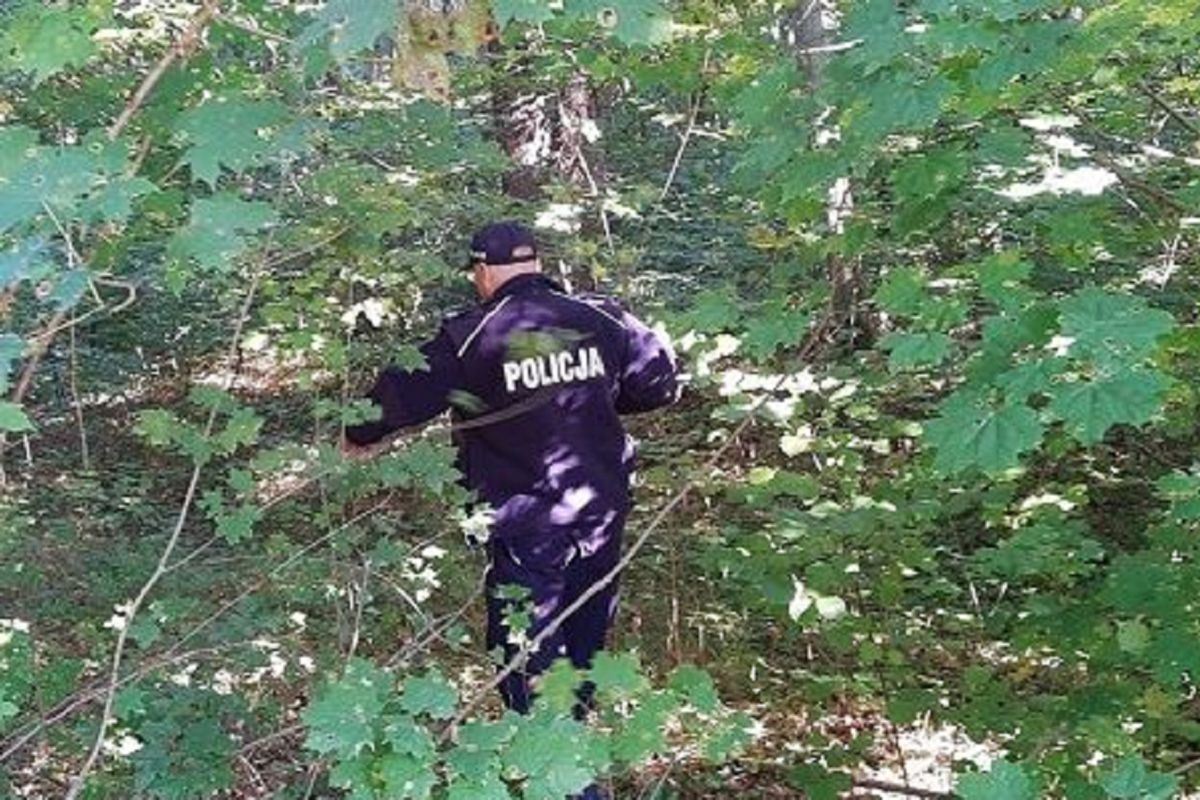 Poszedł na grzyby. Ugrzązł po pas w błocie. Ratowała go policja