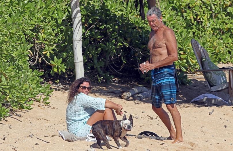 Pierce Brosnan z żoną relaksuje się na hawajskiej plaży 