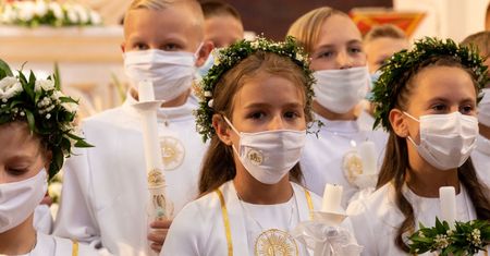 Komunia 2021. Ile włożyć w kopertę? Zaskakujące odpowiedzi Polaków