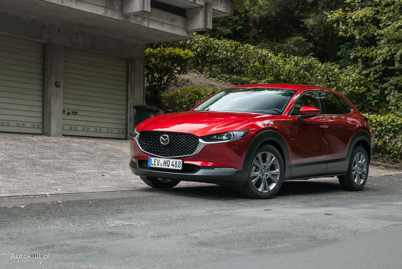 Nowa Mazda CX-30 wyjeżdża na drogi. Tego auta brakowało Japończykom