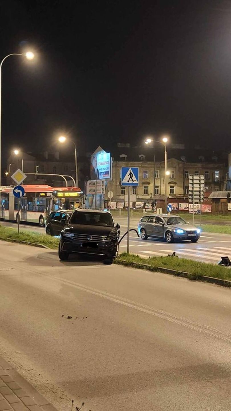 Zderzenie forda z volkswagenem na al. Tysiąclecia
