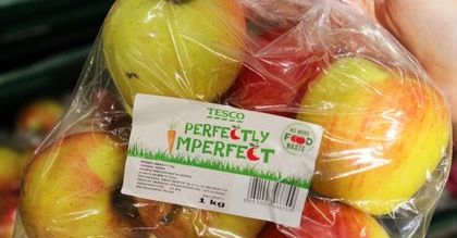 Tesco organizuje akcję "krzywa marchewka". Brzydkie warzywa i owoce kupisz taniej