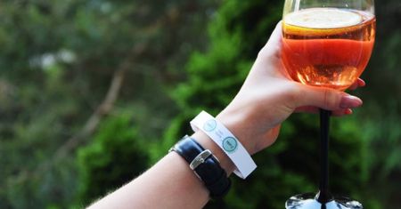 Bransoletki LimeBands sprawdzą, czy w Twoim drinku nie ma pigułki gwałtu