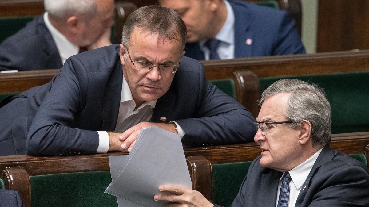 Jarosław Sellin (z lewej) jeszcze w czwartek zapewniał, że negocjacje są na ostatniej prostej