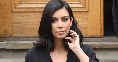 Kim Kardashian zawsze dbała o perfekcyjną fryzurę. Jednak w Paryżu miała bad hair day i założyła ogromną czapkę [zdjęcia]