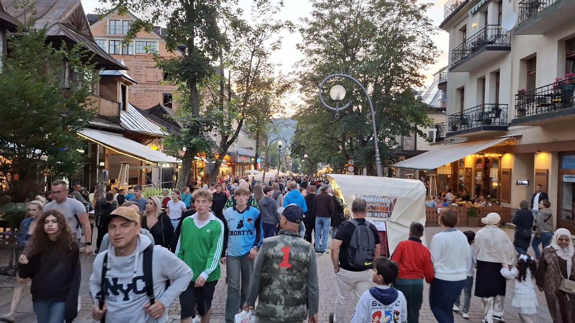 Tłum turystów na Krupówkach