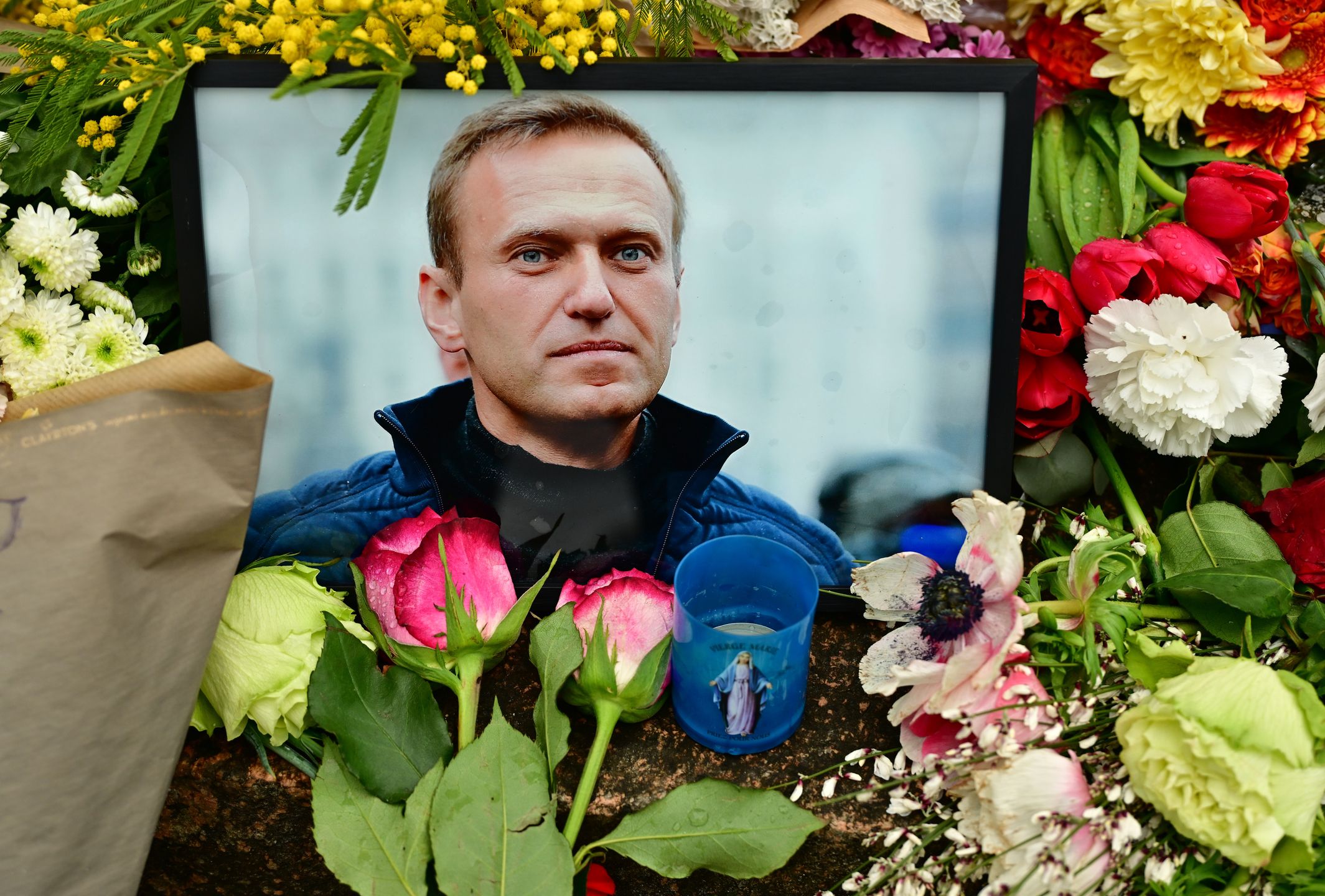 PARIS, FRANCE - FEBRUARY 19: Flowers are seen laid in homage to Alexei Navalny, next to the Russian Embassy on February 19, 2024 in Paris, France. People lay flowers and light candles for Alexei Navalny, Russia's leading opposition figure who was imprisoned by Russian authorities, and reportedly died in prison on February 16. (Photo by Christian Liewig - Corbis/Getty Images)