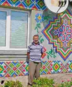 Вишиванка з пластикових кришок: як митець на Волині прикрасив свій будинок