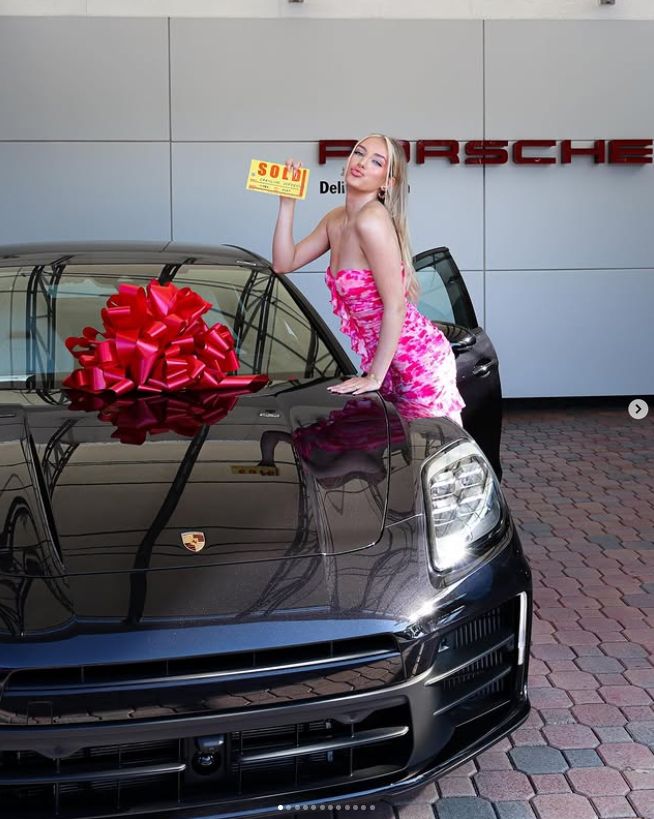 Caroline Derpienski chwali się nowym autem