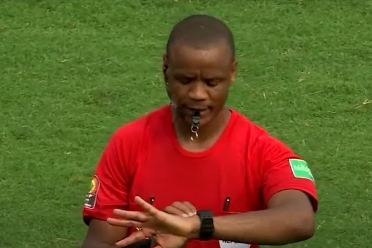 Janny Sikazwe w czasie meczu Tunezji z Mali