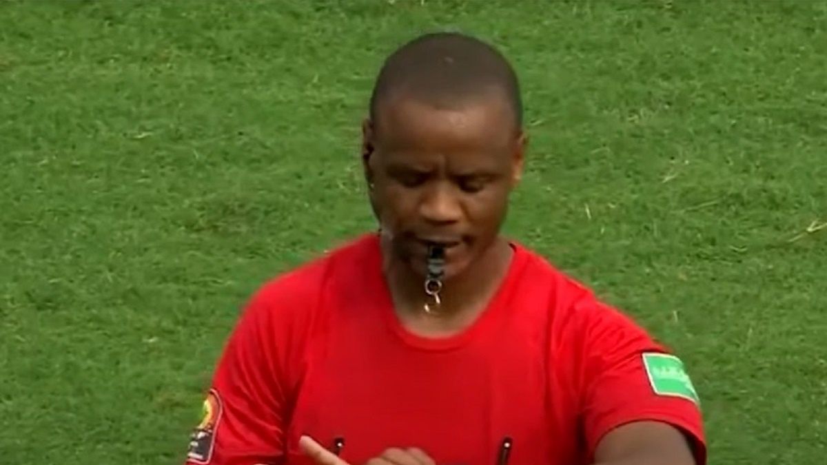 Janny Sikazwe w czasie meczu Tunezji z Mali