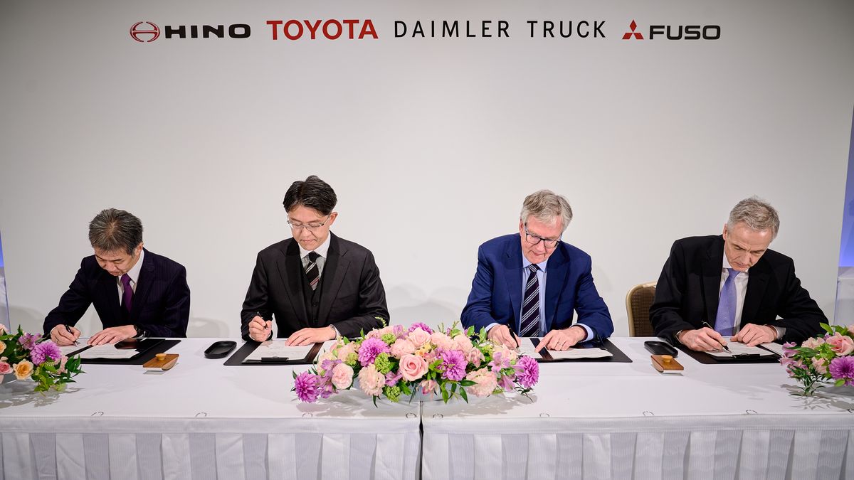 Podpisanie memorandum przez Toyotę i Daimlera
