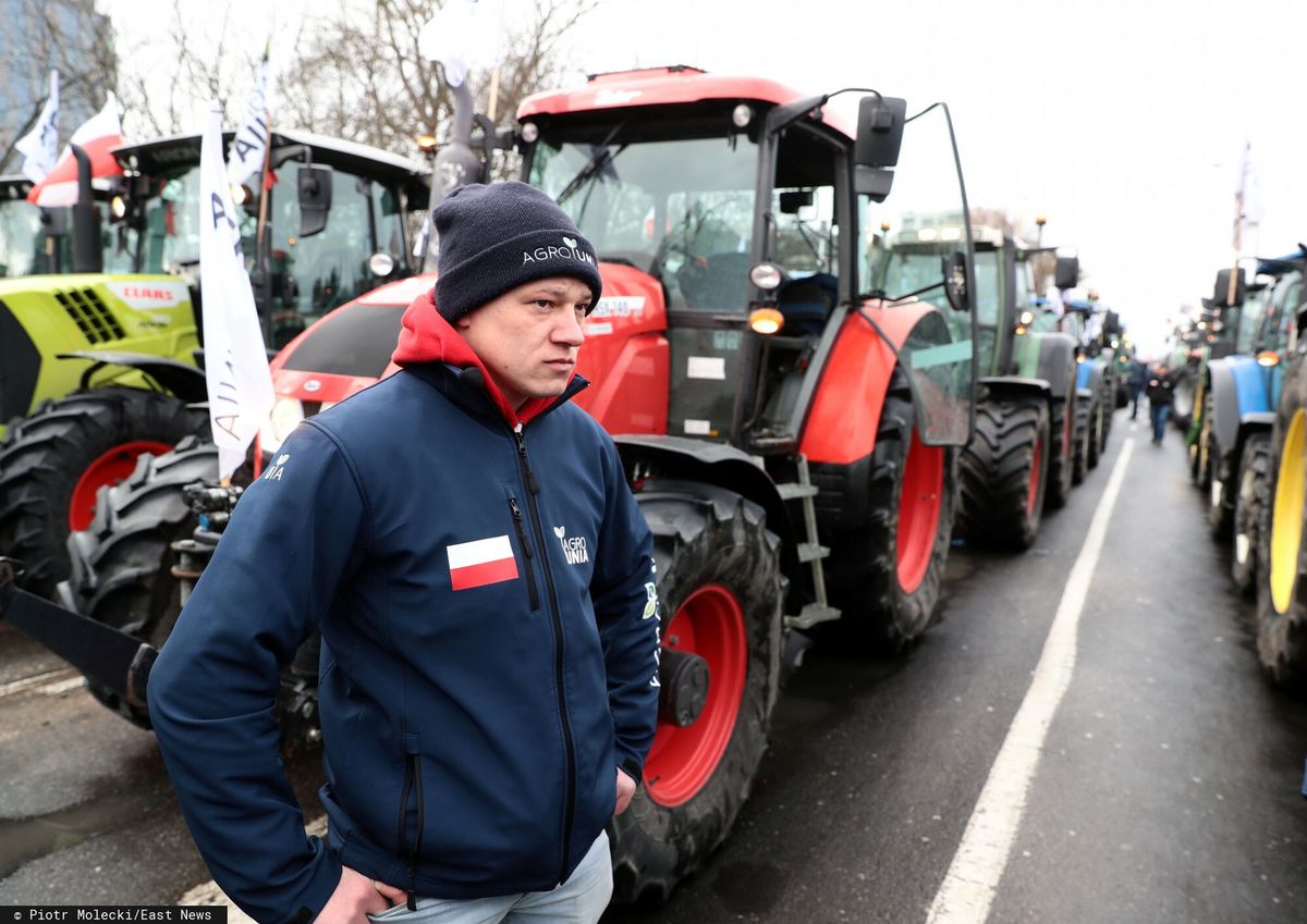 Mamy na trasie 200 traktorów, po drodze dołączają kolejne. Do centrum Warszawy dobijają pełne autokary" - czytamy w relacji AgroUnii na TT 