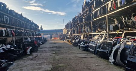 Rozbita zorganizowana grupa przestępcza zajmująca się kradzieżami  aut na teren Polski, Austrii i Niemiec.