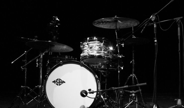 Autoryzowana biografia Charliego Wattsa, legendarnego perkusisty zespołu The Rolling Stones, już w księgarniach!