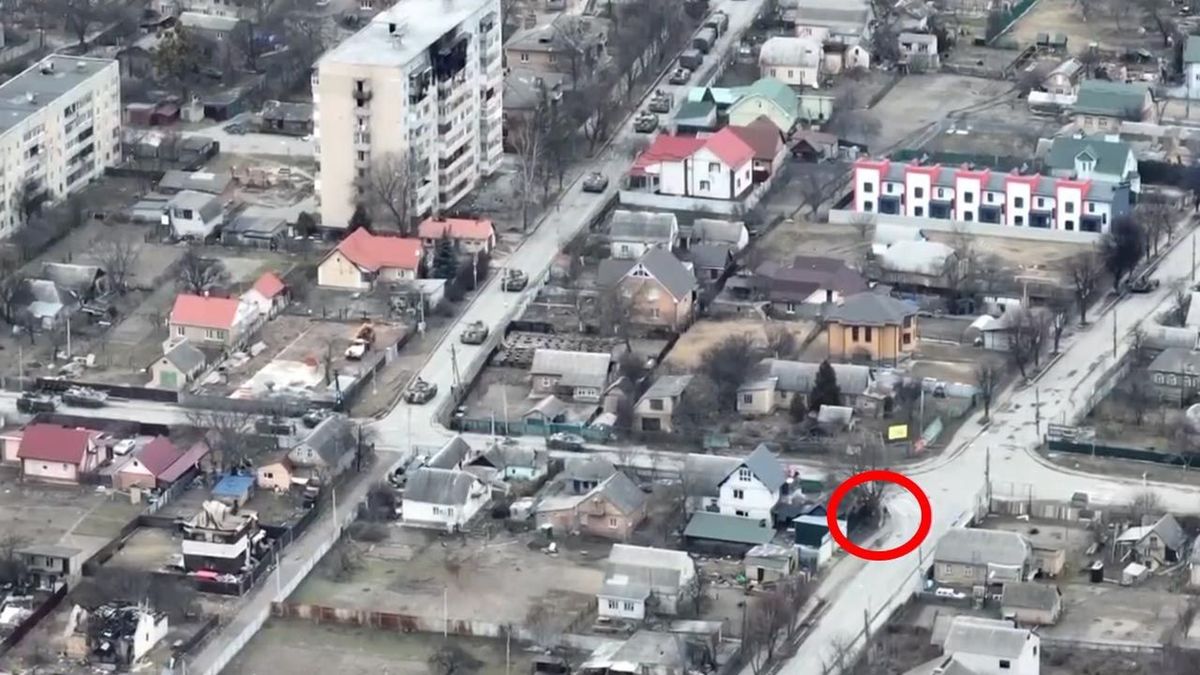 Rosjanie ostrzelali rowerzystę w Buczy. Nagranie z drona trafiło do sieci 
