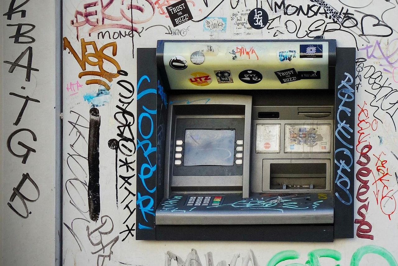 Płacili cudzą kartą i przywłaszczyli sobie telefon w Łodzi