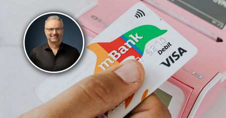 Nie zaktualizował danych karty, ale pieniądze i tak zniknęły. Bank odpowiada