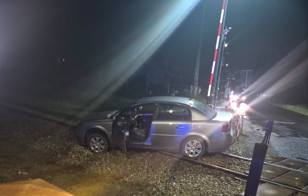 Niebezpieczny incydent na torowisku w Gostyninie. 29-latek wjechał autem na tory – interweniowała policja i PKP