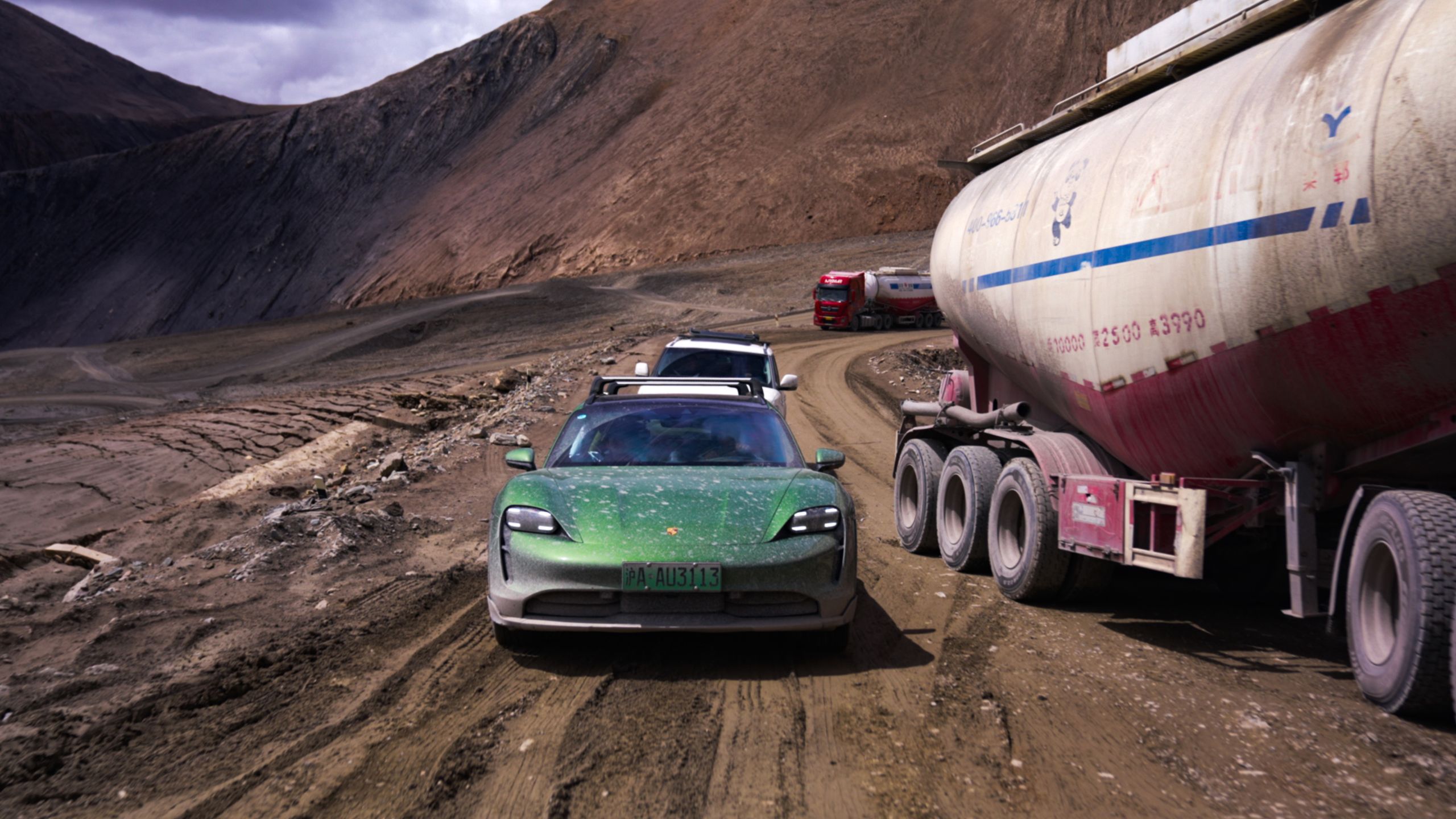 Porsche taycan cross turismo w drodze na Hongtu Daban