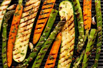 Które warzywa można grillować? Sezonowe menu miłośników grillowania